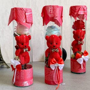 هدیه ولنتاین عروسک خرس همراه با گل در باکس شیشه‌ای