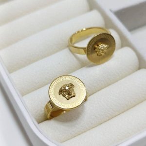 انگشتر مینیمال طرح ورساچه