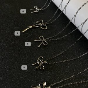گردنبند دخترانه طرح پاپیون ظریف