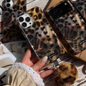 قاب طرح Land of the Leopards (بدون آویز) گوشی آیفون 16 پرو