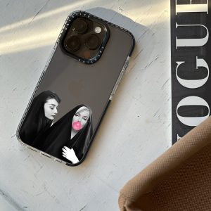 قاب موبایل iPhone17ProMax سفارشی شفاف | حاج خانم مرلی و آدری (کد 0231 )