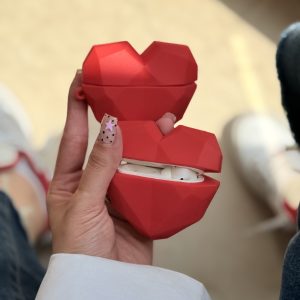 کاور ایرپاد قلب قرمز با آویز (کدa0014) مناسب برای airpods 4