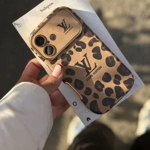 قاب Louis Vuitton Leopard Golden (کدC2319) مناسب برای iPhone 15
